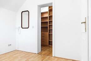 Spacious Home & Garden Free Parking