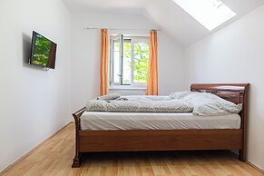 Spacious Home & Garden Free Parking