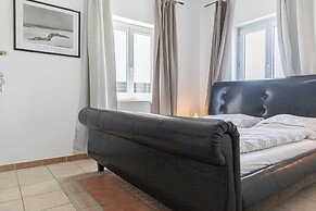 Spacious Home & Garden Free Parking