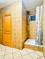 Spacious Home & Garden Free Parking