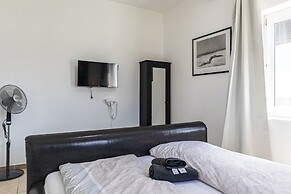 Spacious Home & Garden Free Parking