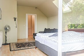 Spacious Home & Garden Free Parking