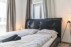 Spacious Home & Garden Free Parking