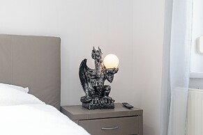 Spacious Home & Garden Free Parking