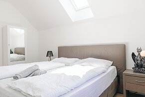 Spacious Home & Garden Free Parking