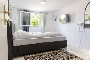 Spacious Home & Garden Free Parking