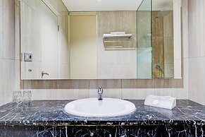 Dancenter Promenade Near Cihampelas Walk