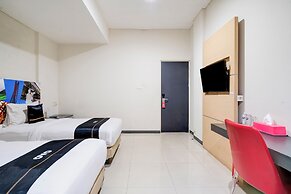 Dancenter Promenade Near Cihampelas Walk