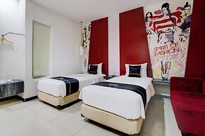 Dancenter Promenade Near Cihampelas Walk