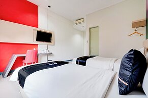 Dancenter Promenade Near Cihampelas Walk