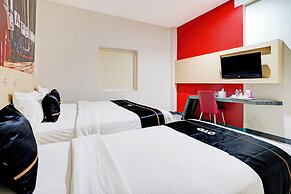 Dancenter Promenade Near Cihampelas Walk