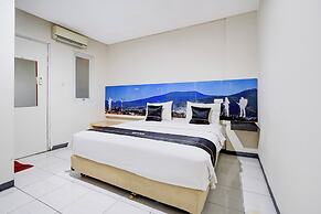 Dancenter Promenade Near Cihampelas Walk