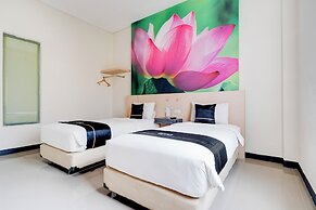 Dancenter Promenade Near Cihampelas Walk