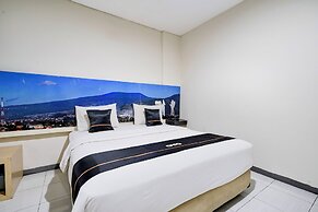 Dancenter Promenade Near Cihampelas Walk