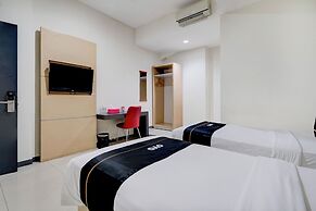 Dancenter Promenade Near Cihampelas Walk