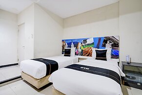 Dancenter Promenade Near Cihampelas Walk