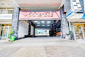 Dancenter Promenade Near Cihampelas Walk