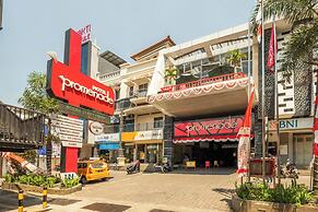 Dancenter Promenade Near Cihampelas Walk