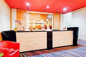 Dancenter Promenade Near Cihampelas Walk