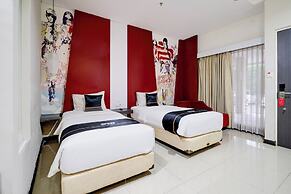 Dancenter Promenade Near Cihampelas Walk