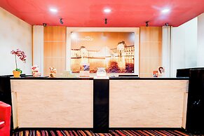 Dancenter Promenade Near Cihampelas Walk