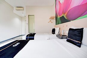 Dancenter Promenade Near Cihampelas Walk