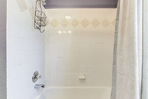 Half-mi to Pool & Golf: Atlanta Home w/ Veranda!