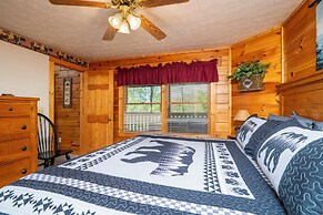 Hot Tub & Game Room: Log Cabin 2 Mi to Ripleys!