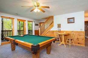 Hot Tub & Game Room: Log Cabin 2 Mi to Ripleys!