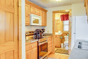 Hot Tub & Game Room: Log Cabin 2 Mi to Ripleys!