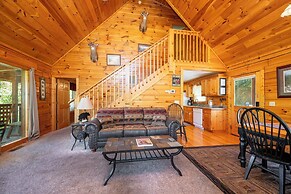 Hot Tub & Game Room: Log Cabin 2 Mi to Ripleys!