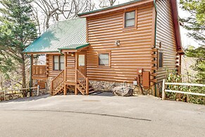 Hot Tub & Game Room: Log Cabin 2 Mi to Ripleys!