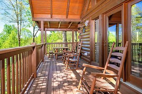 Hot Tub & Game Room: Log Cabin 2 Mi to Ripleys!