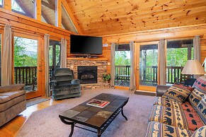 Hot Tub & Game Room: Log Cabin 2 Mi to Ripleys!