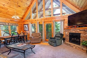 Hot Tub & Game Room: Log Cabin 2 Mi to Ripleys!