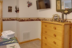 Hot Tub & Game Room: Log Cabin 2 Mi to Ripleys!