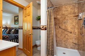 Hot Tub & Game Room: Log Cabin 2 Mi to Ripleys!