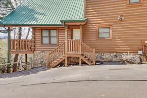 Hot Tub & Game Room: Log Cabin 2 Mi to Ripleys!