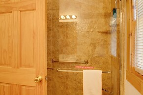 Hot Tub & Game Room: Log Cabin 2 Mi to Ripleys!