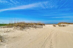 Walk to Beach: Luxury Biloxi Condo w/ Pool Access!