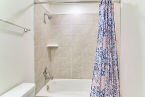 11 Mi to Beach: La Marque Home w/ Patio!