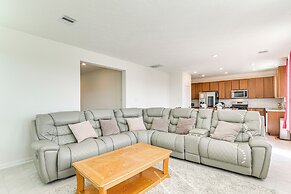 11 Mi to Beach: La Marque Home w/ Patio!