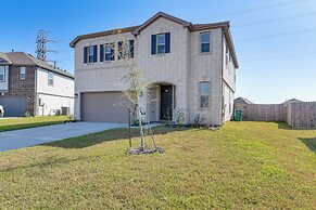 11 Mi to Beach: La Marque Home w/ Patio!
