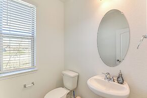 11 Mi to Beach: La Marque Home w/ Patio!