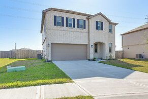 11 Mi to Beach: La Marque Home w/ Patio!