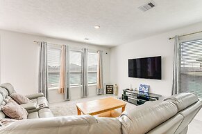 11 Mi to Beach: La Marque Home w/ Patio!