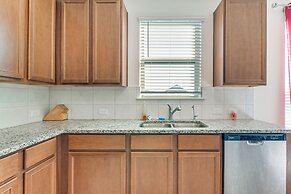 11 Mi to Beach: La Marque Home w/ Patio!