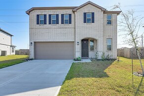 11 Mi to Beach: La Marque Home w/ Patio!