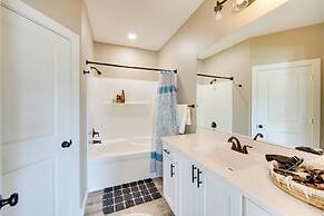 8 Mi to State Park: Home w/ Fenced Yard in Lindale