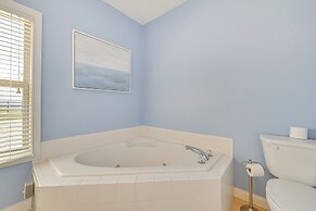 Lake Cumberland Home w/ Hot Tub & Game Room